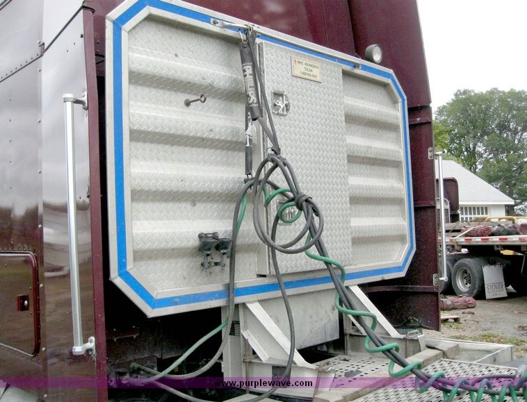 image for item 6781 2000 Freightliner Conventional FLD120 semi truck