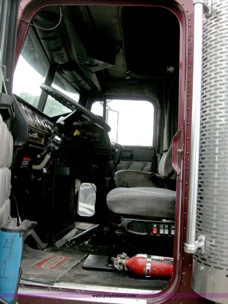 image for item 6781 2000 Freightliner Conventional FLD120 semi truck
