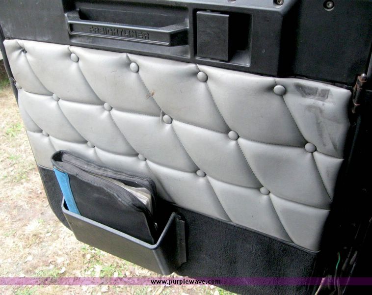 image for item 6781 2000 Freightliner Conventional FLD120 semi truck