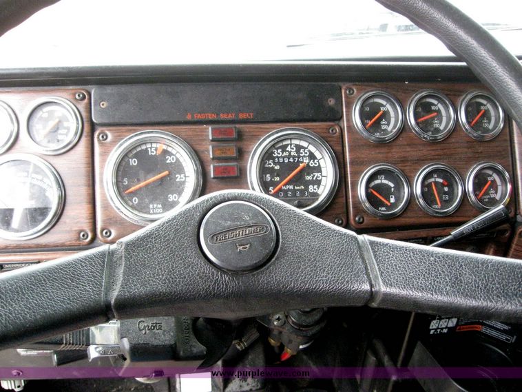 image for item 6781 2000 Freightliner Conventional FLD120 semi truck