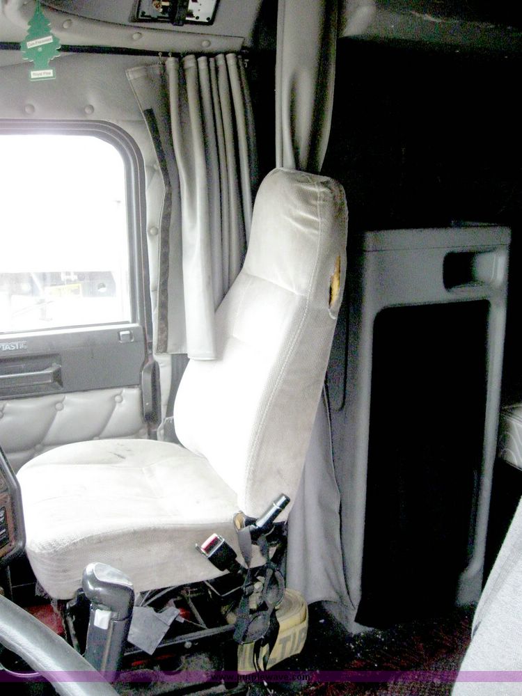 image for item 6781 2000 Freightliner Conventional FLD120 semi truck