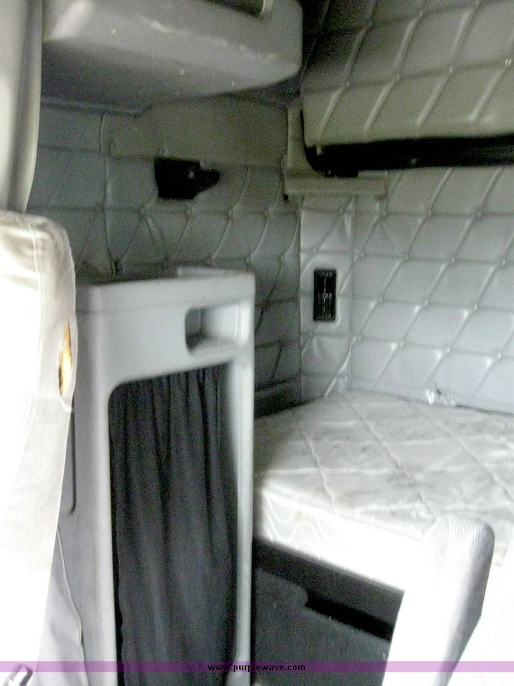 image for item 6781 2000 Freightliner Conventional FLD120 semi truck