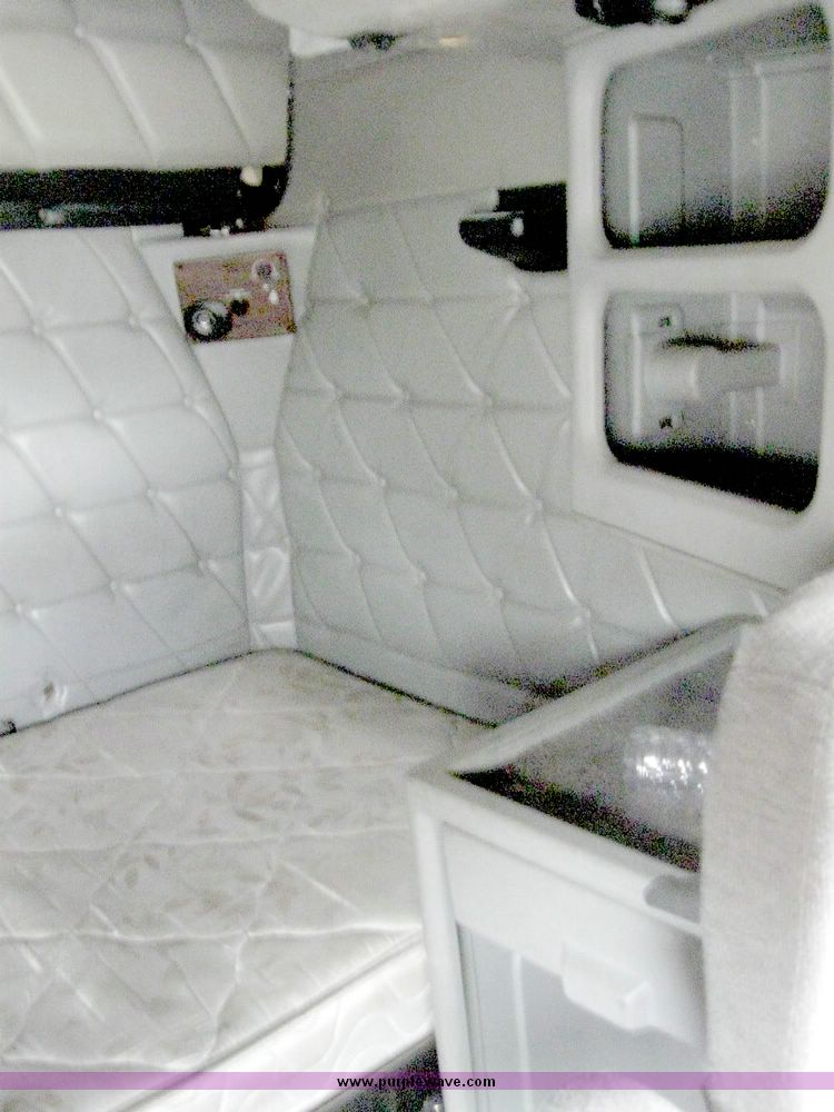 image for item 6781 2000 Freightliner Conventional FLD120 semi truck