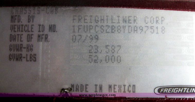 image for item 6781 2000 Freightliner Conventional FLD120 semi truck