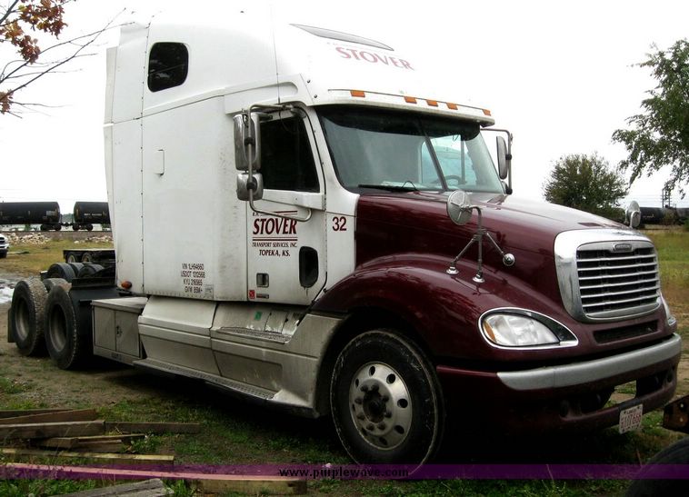 image for item 6782 2001 Freightliner Conventional Columbia semi truck