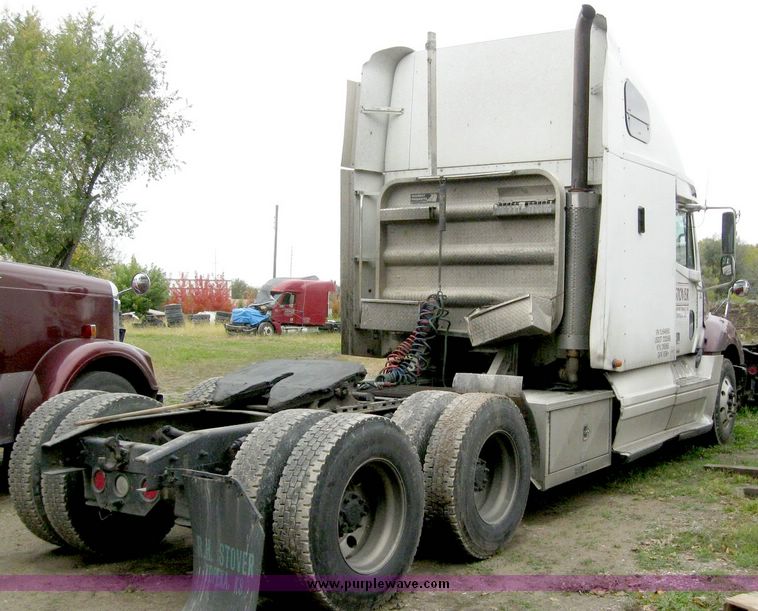 image for item 6782 2001 Freightliner Conventional Columbia semi truck