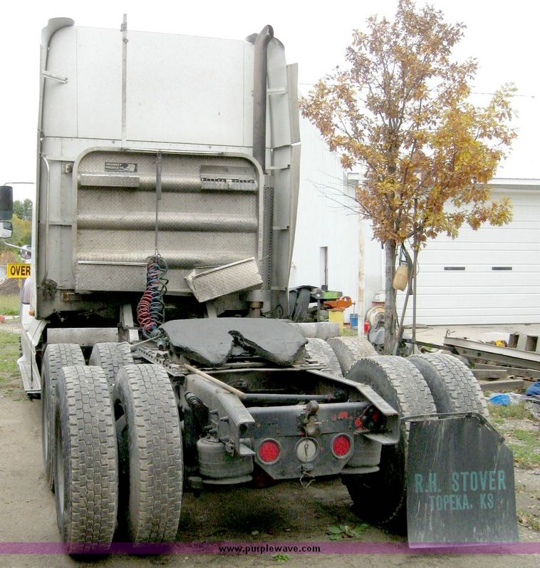 image for item 6782 2001 Freightliner Conventional Columbia semi truck