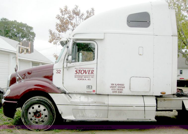 image for item 6782 2001 Freightliner Conventional Columbia semi truck