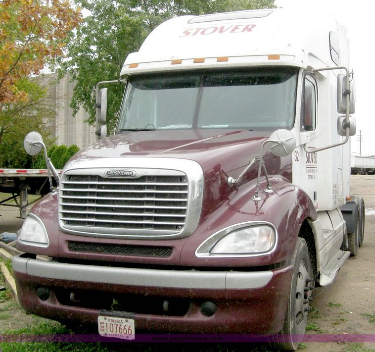 image for item 6782 2001 Freightliner Conventional Columbia semi truck