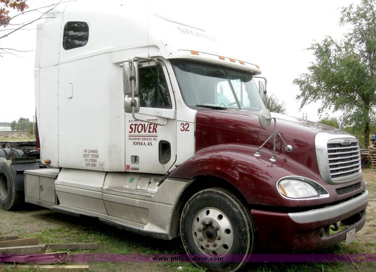 image for item 6782 2001 Freightliner Conventional Columbia semi truck