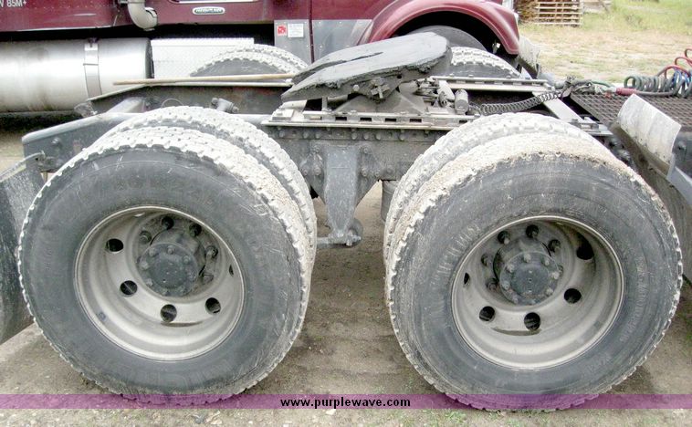 image for item 6782 2001 Freightliner Conventional Columbia semi truck