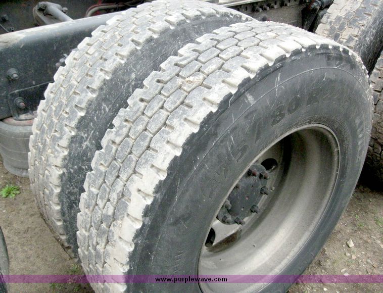 image for item 6782 2001 Freightliner Conventional Columbia semi truck