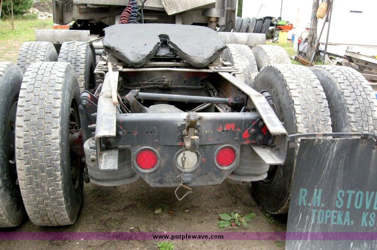 image for item 6782 2001 Freightliner Conventional Columbia semi truck