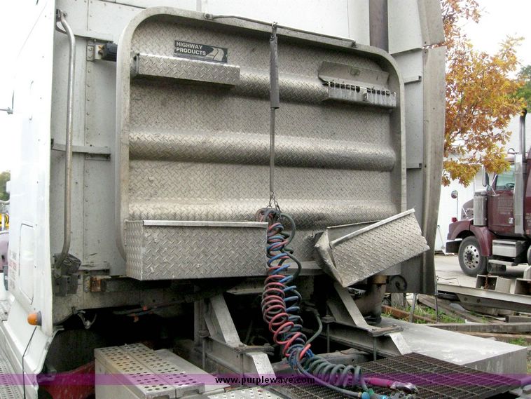 image for item 6782 2001 Freightliner Conventional Columbia semi truck