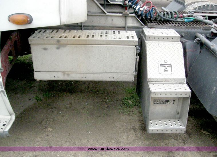 image for item 6782 2001 Freightliner Conventional Columbia semi truck