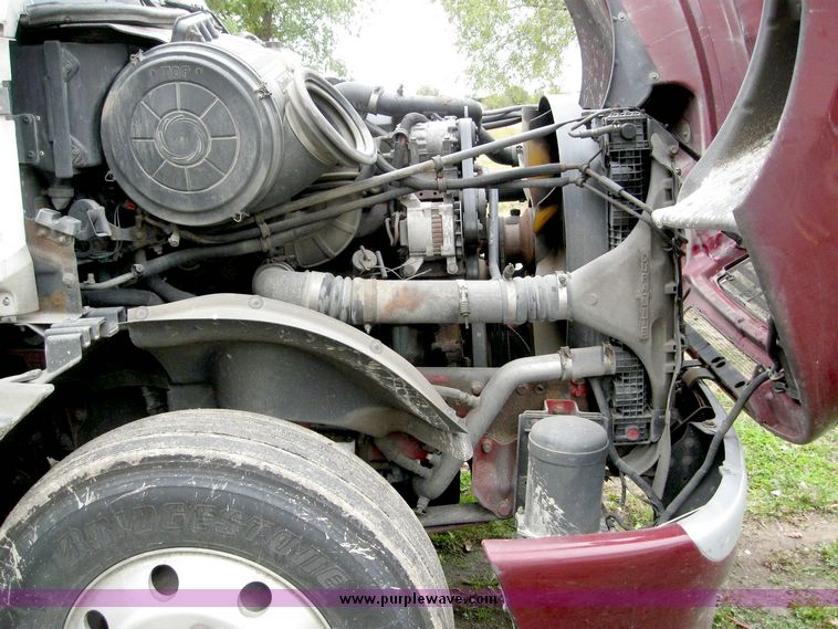 image for item 6782 2001 Freightliner Conventional Columbia semi truck