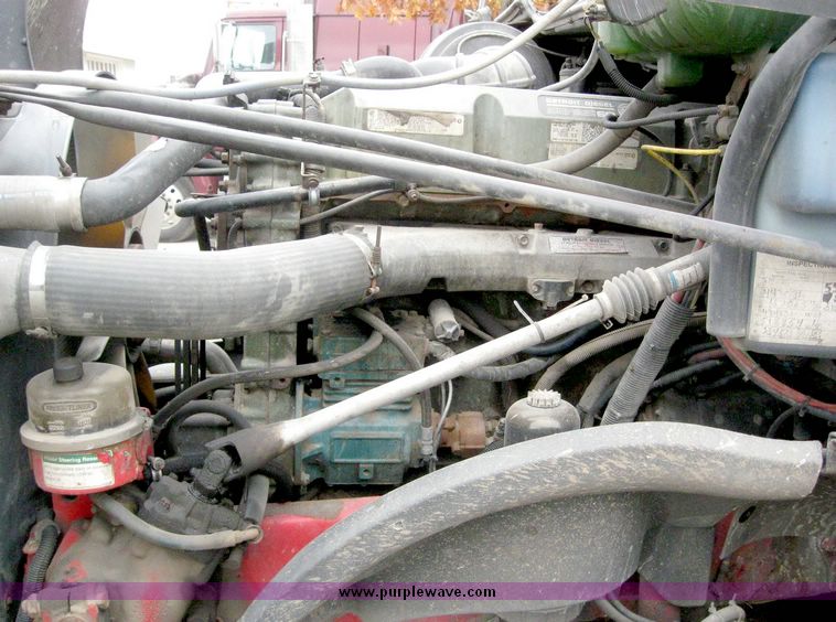 image for item 6782 2001 Freightliner Conventional Columbia semi truck