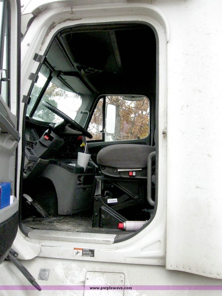 image for item 6782 2001 Freightliner Conventional Columbia semi truck