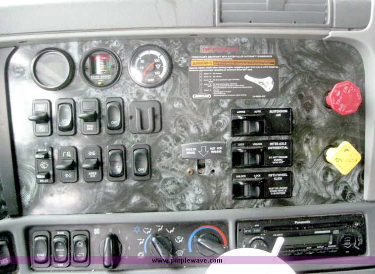 image for item 6782 2001 Freightliner Conventional Columbia semi truck