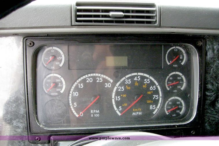 image for item 6782 2001 Freightliner Conventional Columbia semi truck