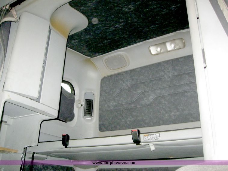 image for item 6782 2001 Freightliner Conventional Columbia semi truck