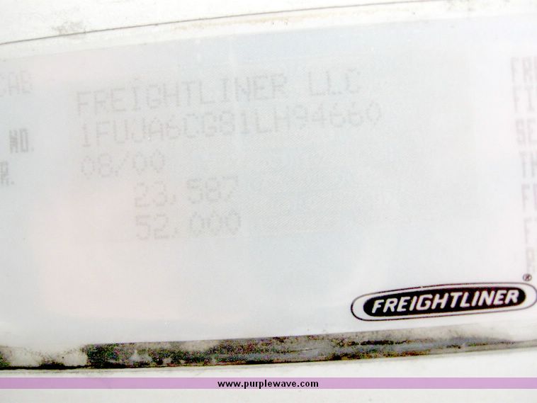 image for item 6782 2001 Freightliner Conventional Columbia semi truck