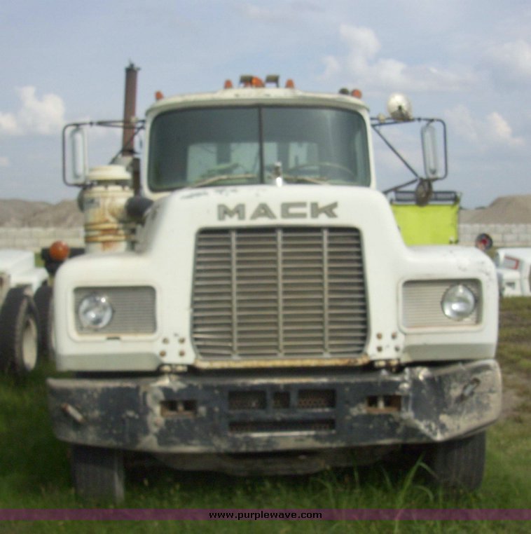 image for item 7331 1985 Mack R600 semi truck