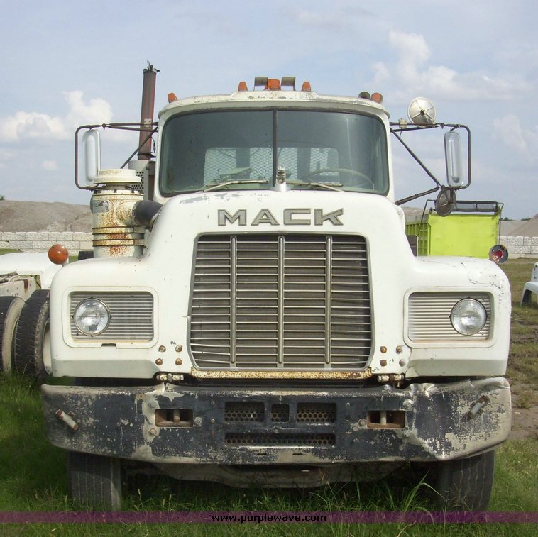 image for item 7331 1985 Mack R600 semi truck