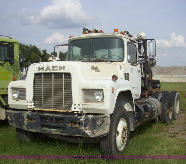 image for item 7331 1985 Mack R600 semi truck