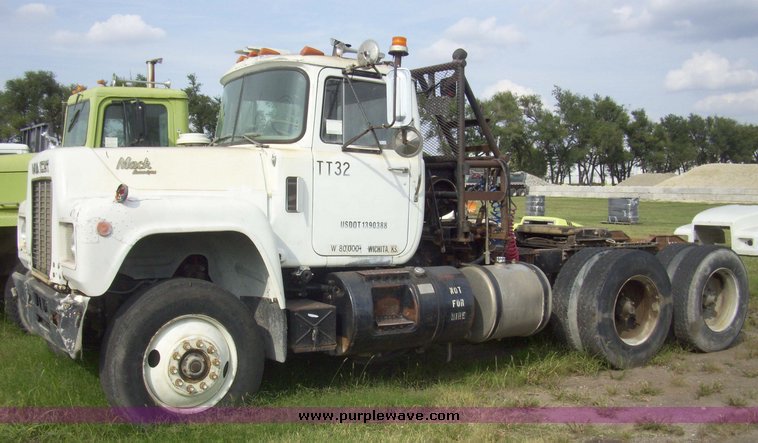 image for item 7331 1985 Mack R600 semi truck