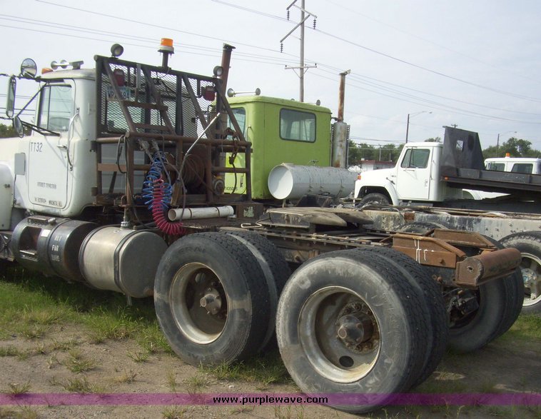 image for item 7331 1985 Mack R600 semi truck