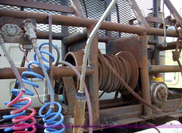 image for item 7331 1985 Mack R600 semi truck