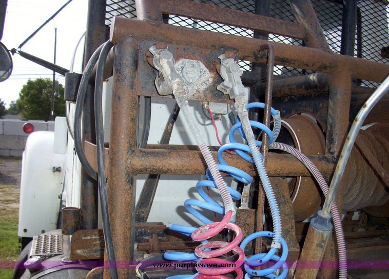 image for item 7331 1985 Mack R600 semi truck