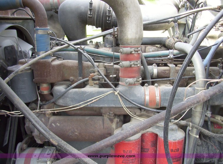 image for item 7331 1985 Mack R600 semi truck