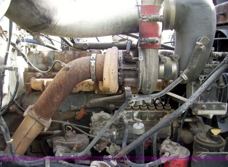 image for item 7331 1985 Mack R600 semi truck