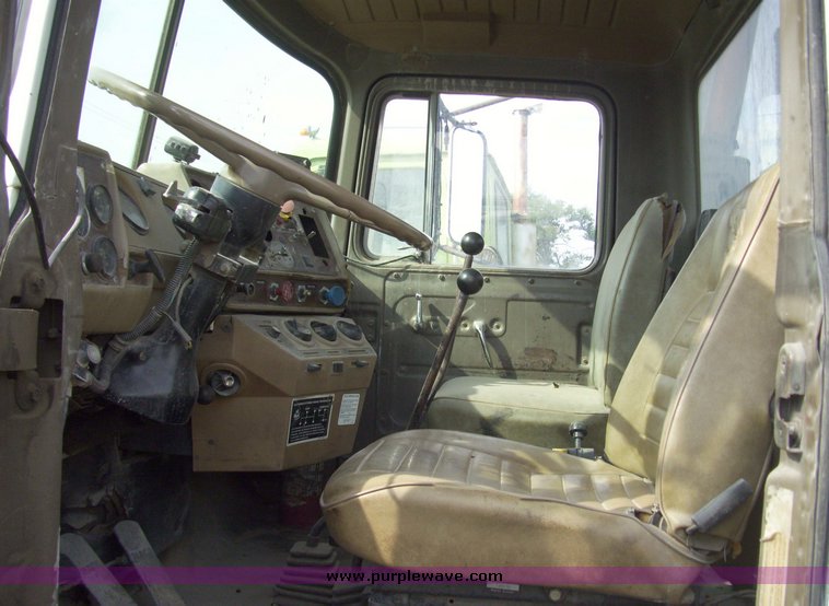 image for item 7331 1985 Mack R600 semi truck