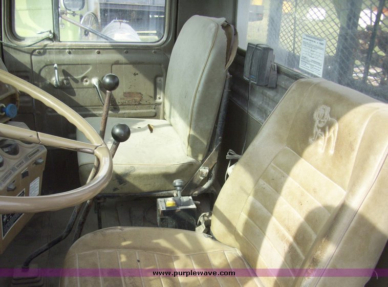 image for item 7331 1985 Mack R600 semi truck