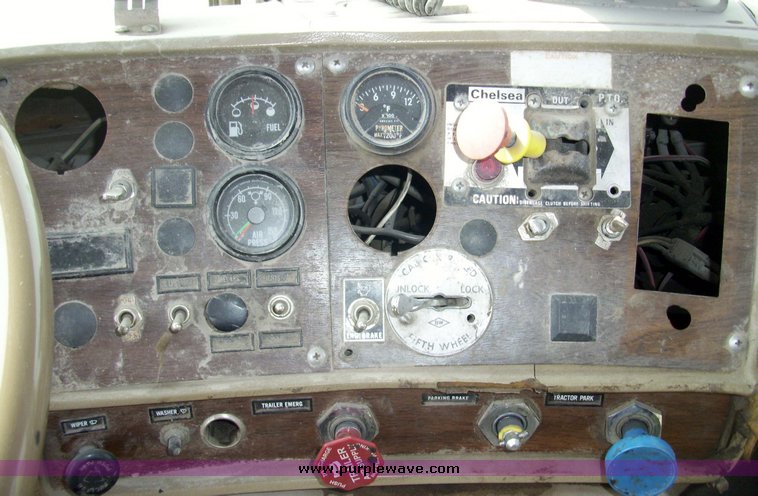 image for item 7331 1985 Mack R600 semi truck