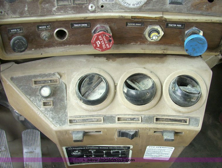 image for item 7331 1985 Mack R600 semi truck