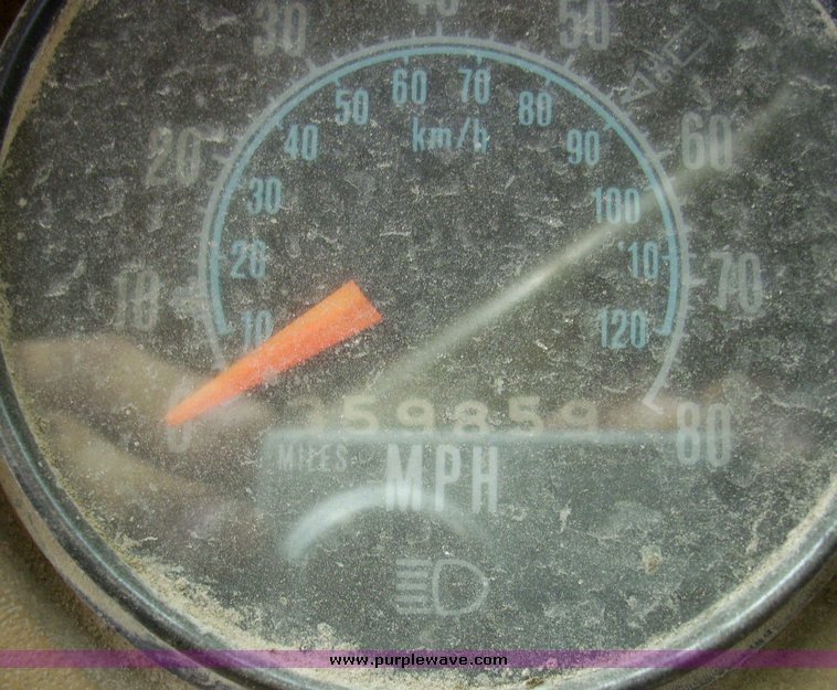 image for item 7331 1985 Mack R600 semi truck