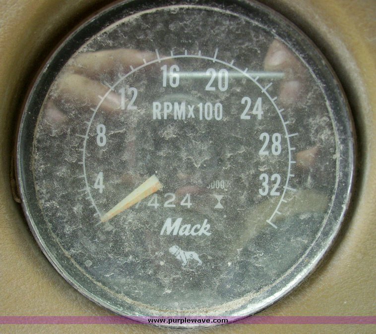 image for item 7331 1985 Mack R600 semi truck