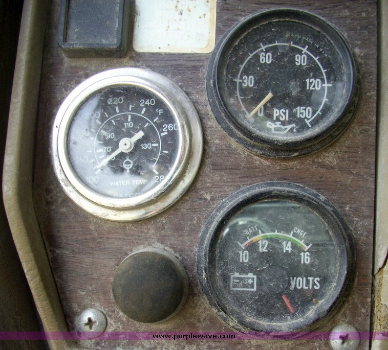 image for item 7331 1985 Mack R600 semi truck