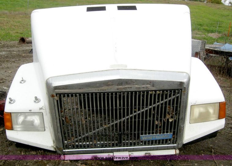 image for item 8623 1995 White GMC truck hood