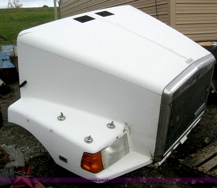 image for item 8623 1995 White GMC truck hood