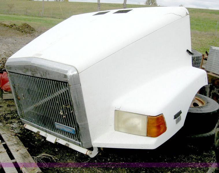 image for item 8623 1995 White GMC truck hood