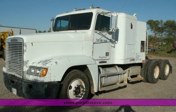image for item 8821 1995 Freightliner FLD 120 truck