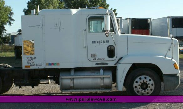 image for item 8821 1995 Freightliner FLD 120 truck