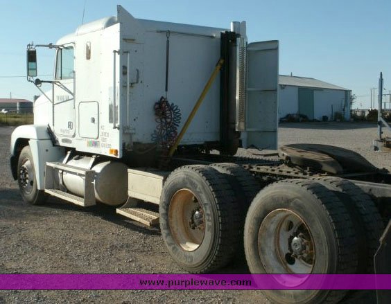 image for item 8821 1995 Freightliner FLD 120 truck