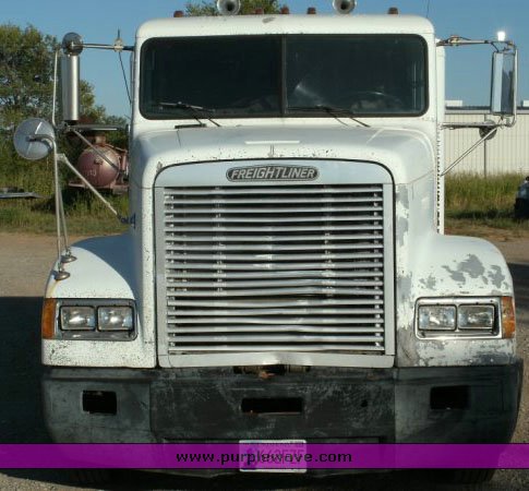 image for item 8821 1995 Freightliner FLD 120 truck