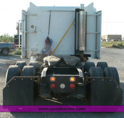 image for item 8821 1995 Freightliner FLD 120 truck